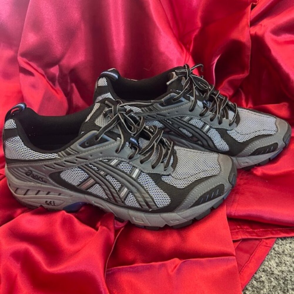 Asics Gel TN6B0 Men's Water Resistant Spiked Traction low sneakers Size 8.5 snow